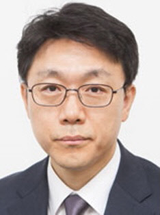 문재인 대통령은 30일 초대 고위공직자범죄수사처(공수처) 처장에 판사 출신인 김진욱 헌법재판소 선임연구관을 지명했다. [청와대 제공]